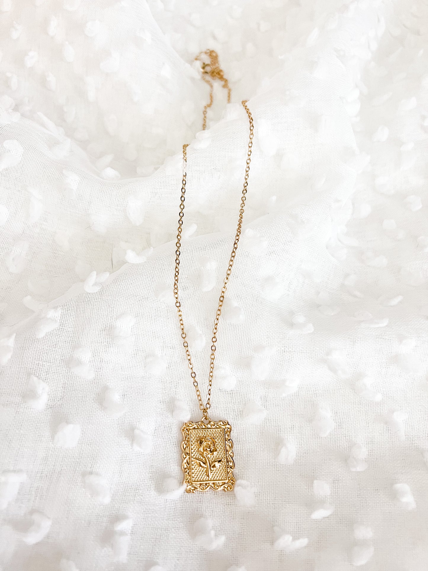 ROSE PENDANT NECKLACE